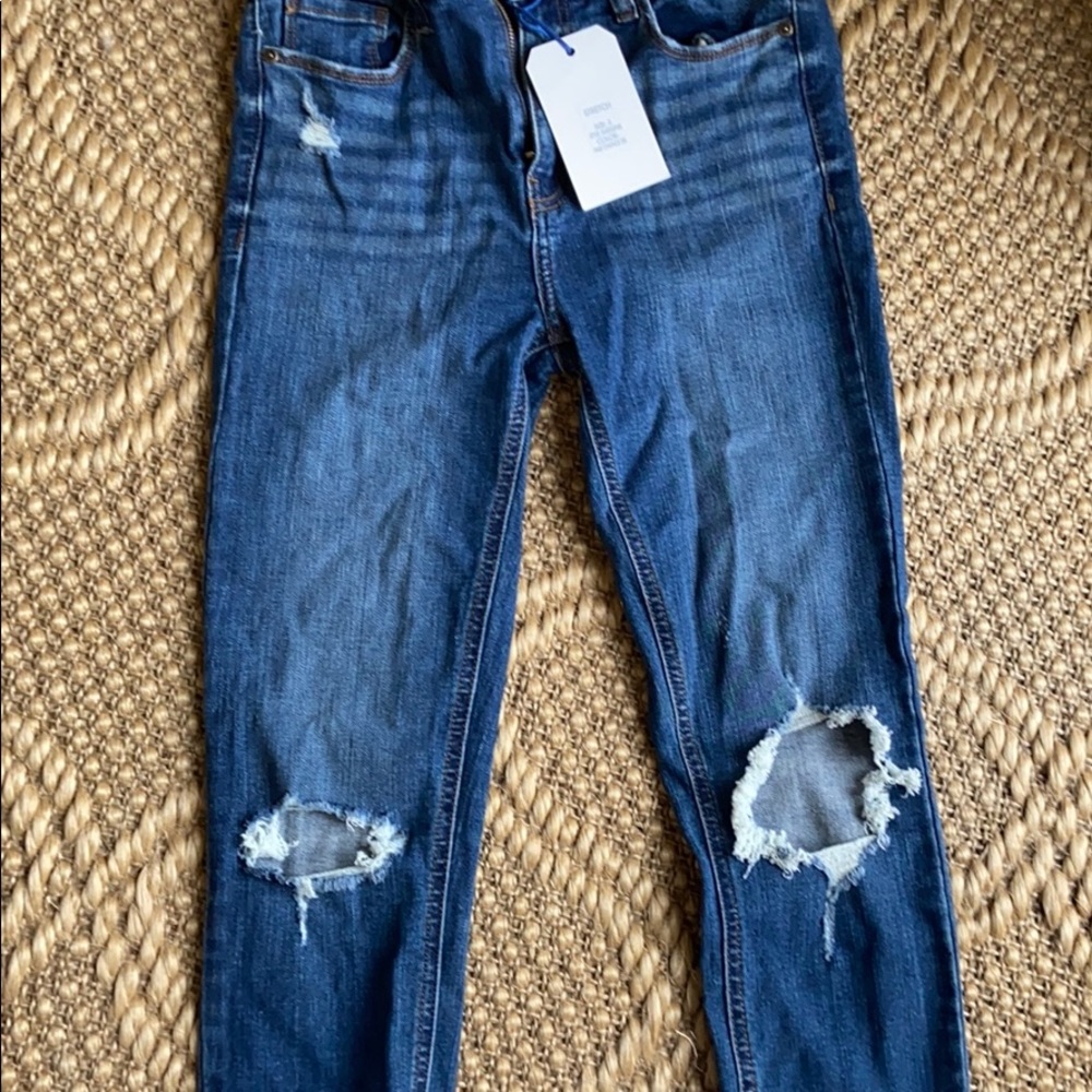 knee ripped jeans
